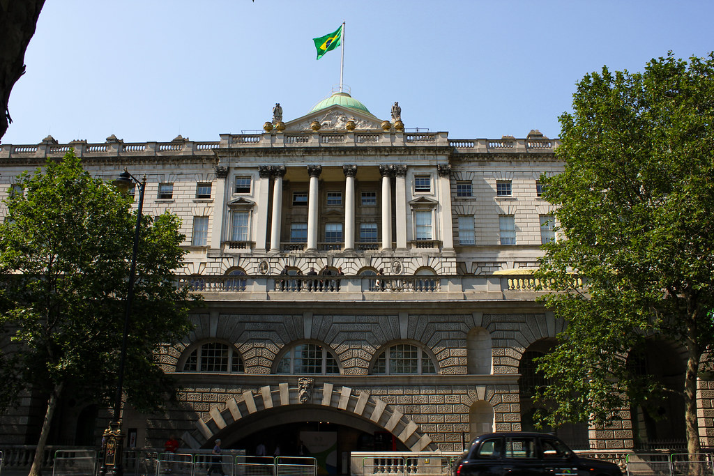 Fachada del edificio de Somerset House con bandera ondeando en Londres.