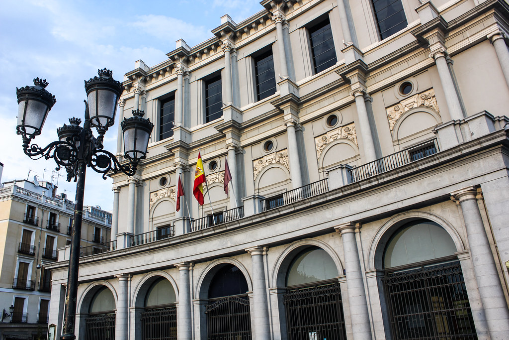 Fachada del Teatro Real de Madrid con farolas ornamentadas.