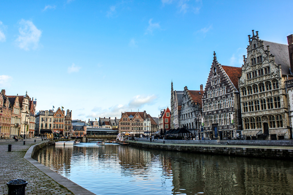 Fachadas de edificios históricos góticos y renacentistas reflejados en el río Leie en Gante, Bélgica.
