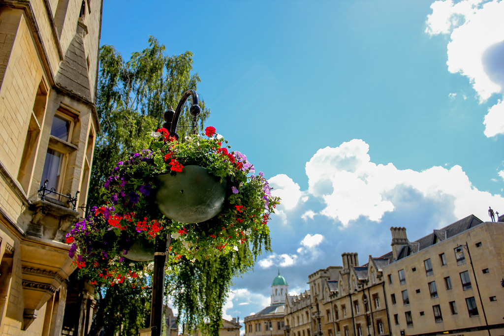 Farola con flores en Broad Street, Oxford.