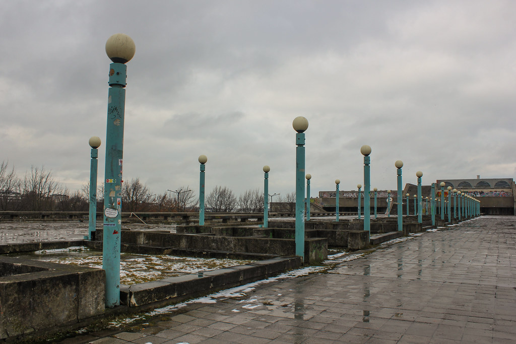 Alineación de farolas sobre la plataforma de Linnahall en Tallin en un día nublado.