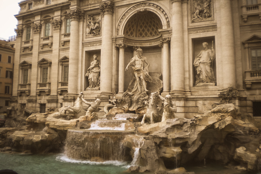 Fontana di Trevi, famosa fuente barroca en Roma, con esculturas clásicas y agua cristalina.
