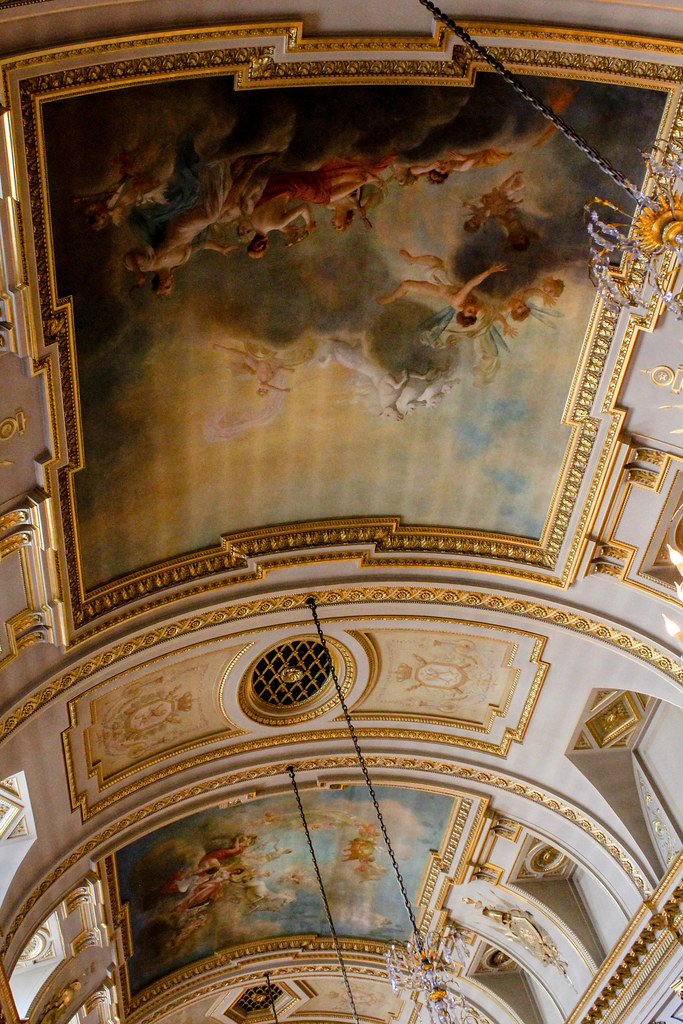Frescos en el techo con figuras alegóricas y marcos dorados en el Palacio Real de Bruselas.