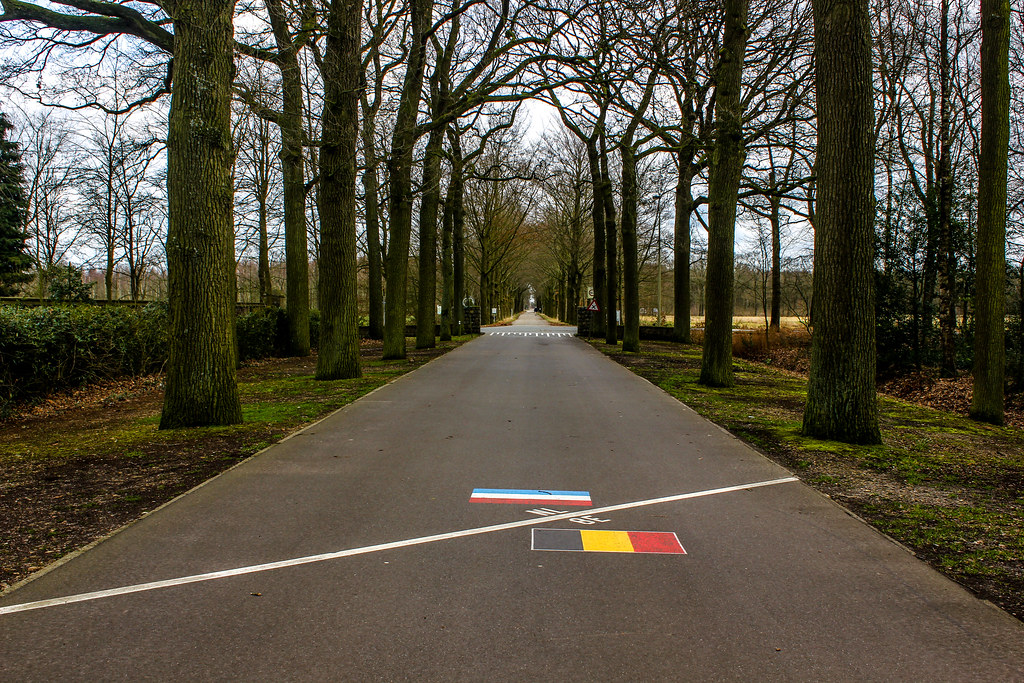 Camino con la línea de frontera entre Países Bajos y Bélgica cerca de la Abadía de Achel.
