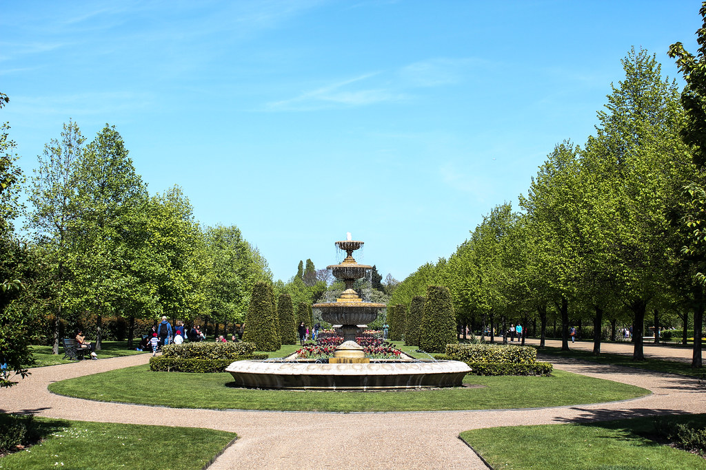 Una amplia fuente de varios niveles es el punto central de una vista encantadora en Regent's Park, Londres.
