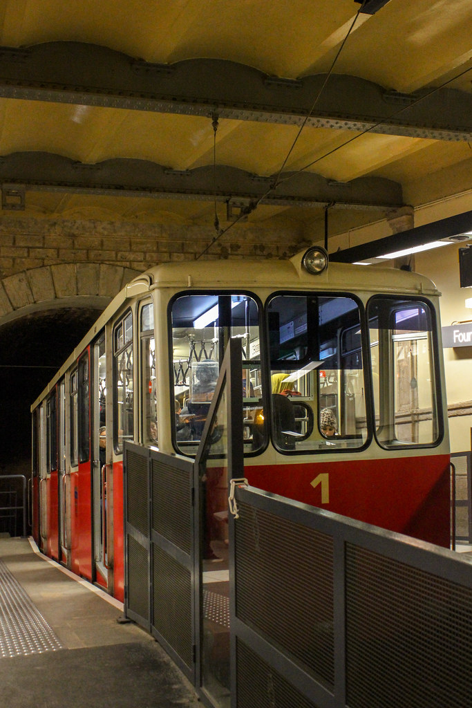 Funicular rojo estacionado en la parada subterránea en Lyon.