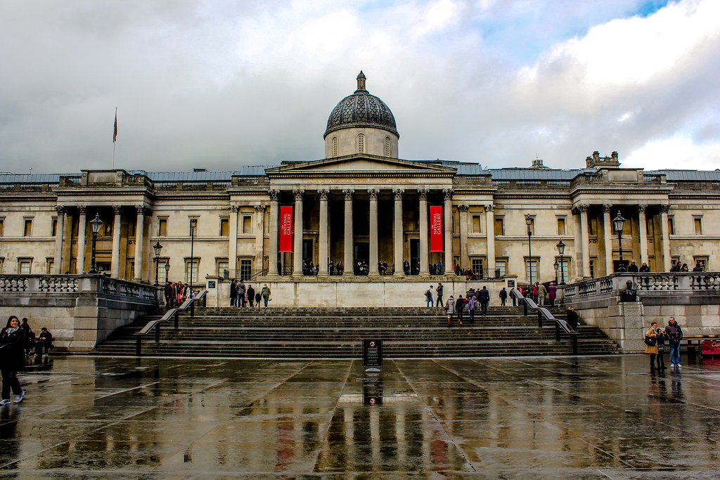 Vista frontal de la Galería Nacional en Trafalgar Square en un día nublado.