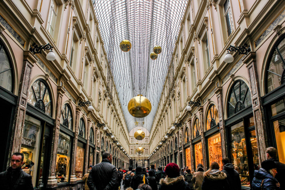 Gente paseando por las Galerías Reales Saint-Hubert en Bruselas.