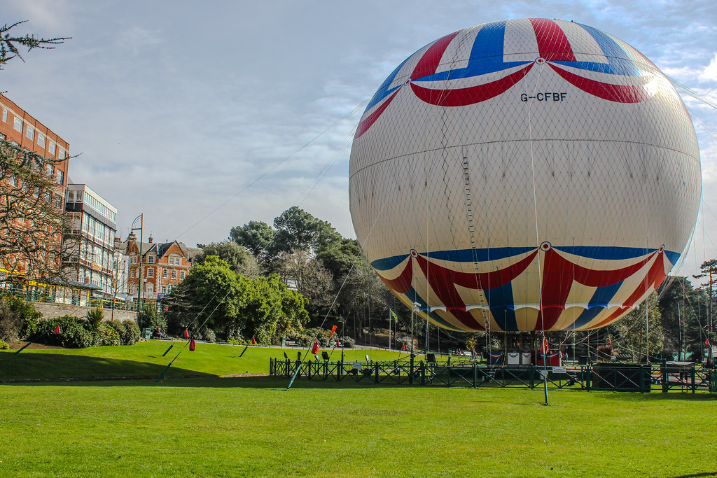 Globo aerostático anclado en un parque de Bournemouth.