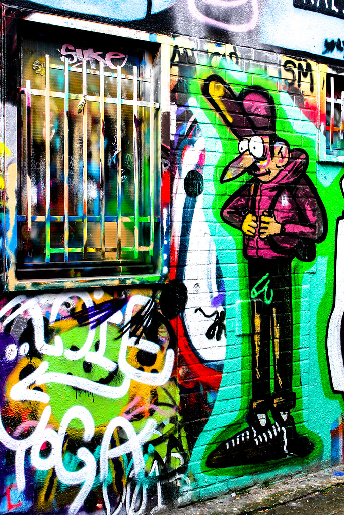 Colorido graffiti de un personaje de caricatura en Werregarenstraat, Gante.