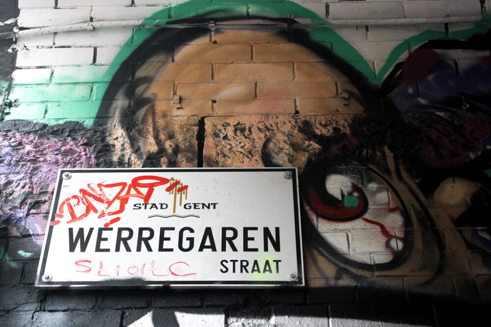 Graffiti artístico y señal de calle Werregarenstraat en Gante.