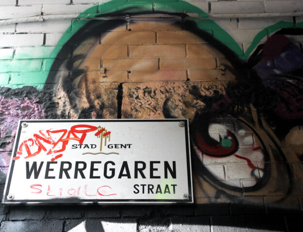 Graffiti artístico y señal de calle Werregarenstraat en Gante.