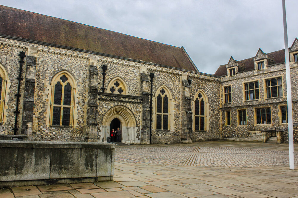 Vista exterior del Gran Salón del siglo XIII en Winchester con visitantes en la entrada.
