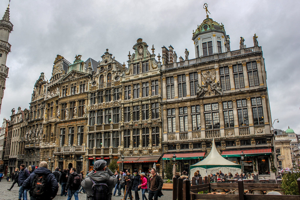 Edificios ornamentados con fachadas de estilo barroco en la Grand Place de Bruselas.