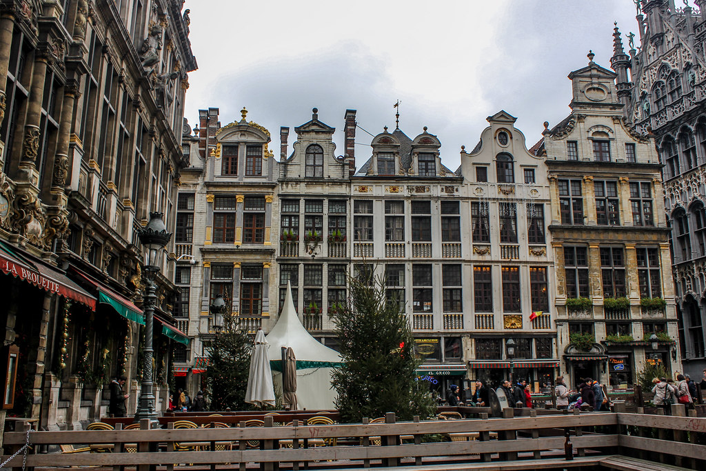 Fachadas de edificios históricos en la Grand Place de Bruselas.