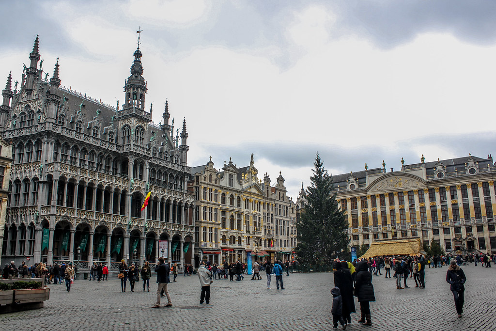 Vista de la Grand Place de Bruselas con edificios históricos y turistas.