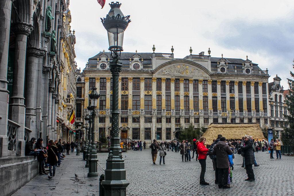 Turistas en la Grand Place frente a la Maison des Ducs de Brabant.