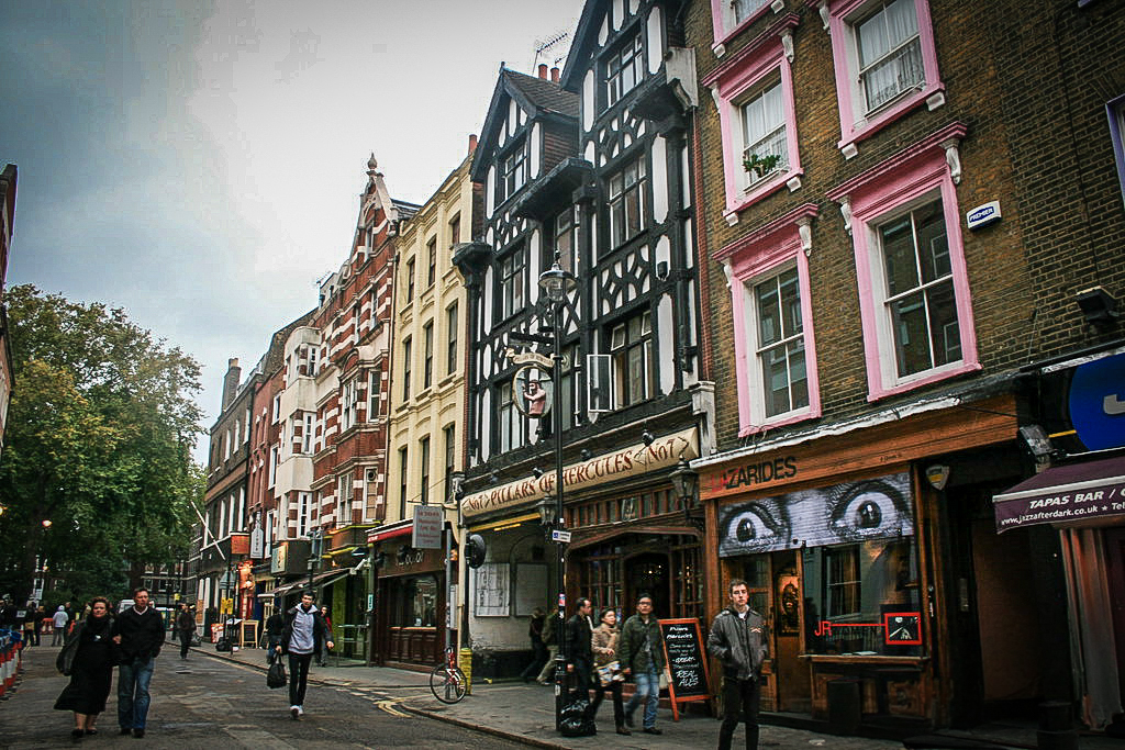 Vista de Greek Street en el Soho de Londres, con edificios de época.