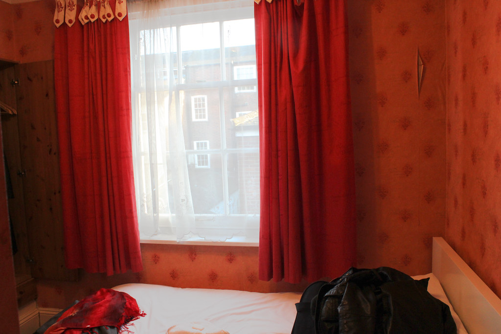 Habitación con decoración roja en bed & breakfast de The Grapes.