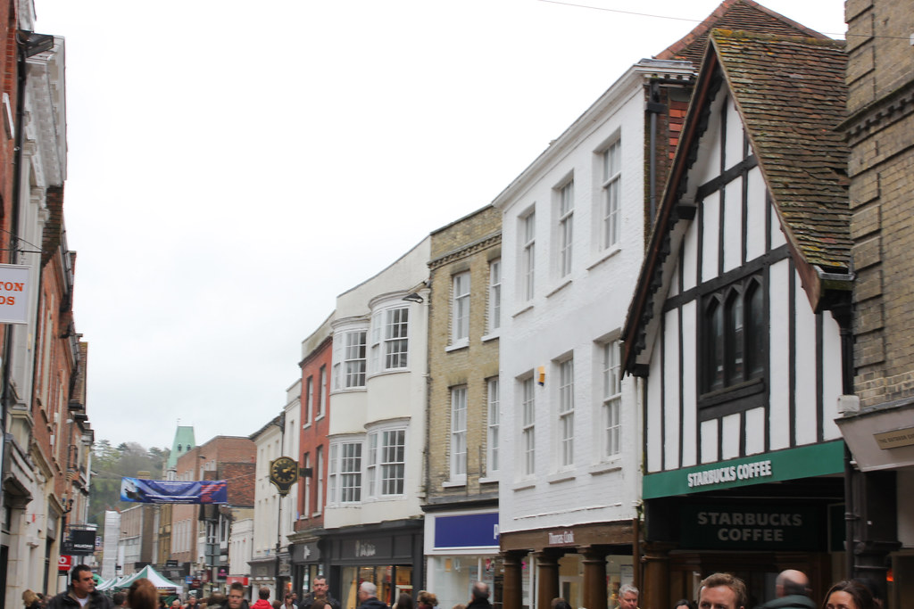 High Street en Winchester con arquitectura tradicional y moderna incluyendo Starbucks.