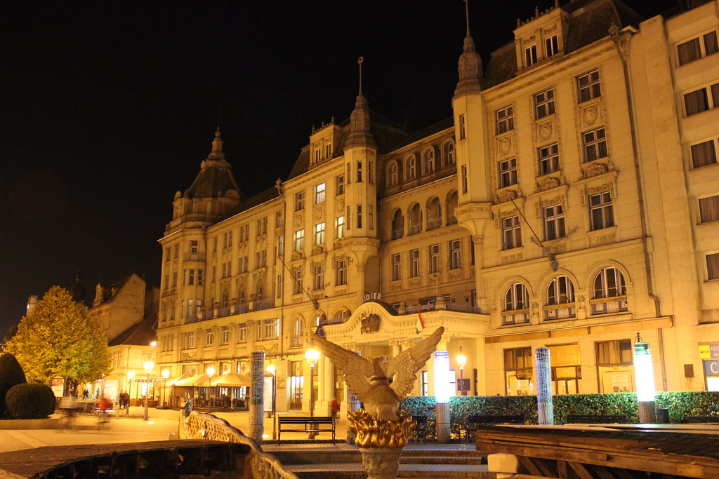 Hotel Arany Bika iluminado por la noche en Debrecen.