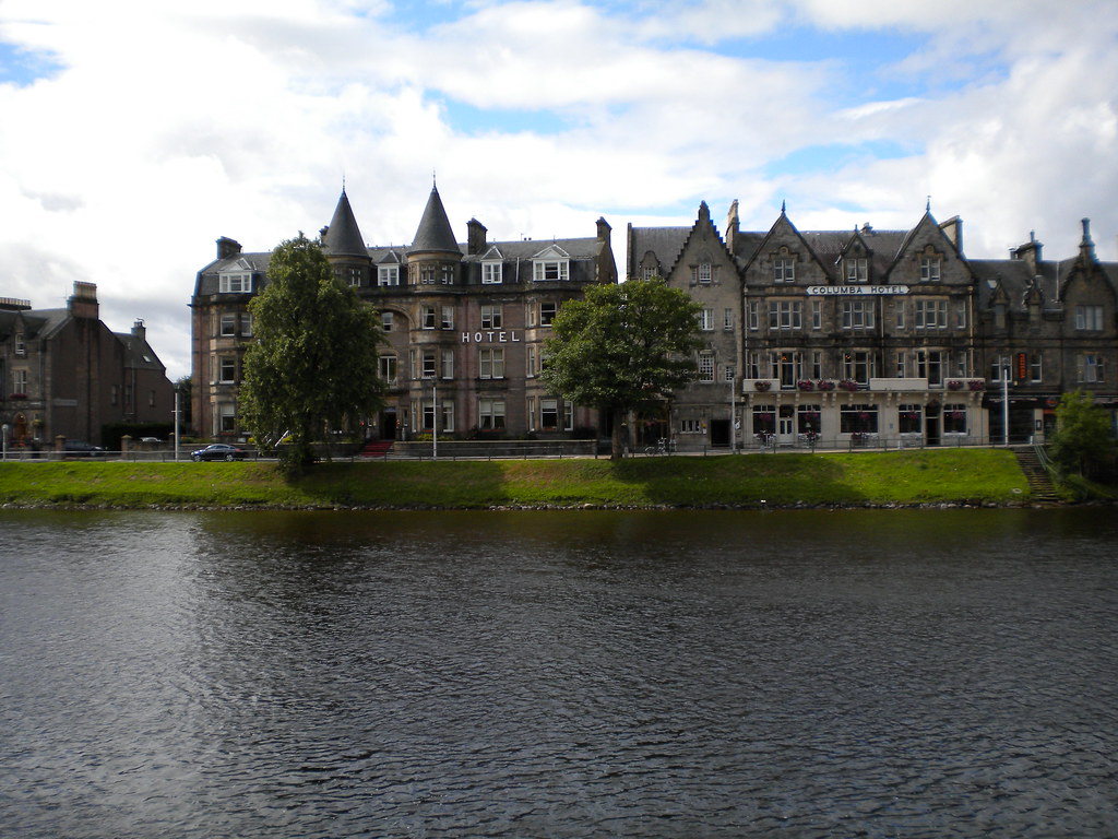 Hotel Columba frente al río Ness en Inverness, Escocia.