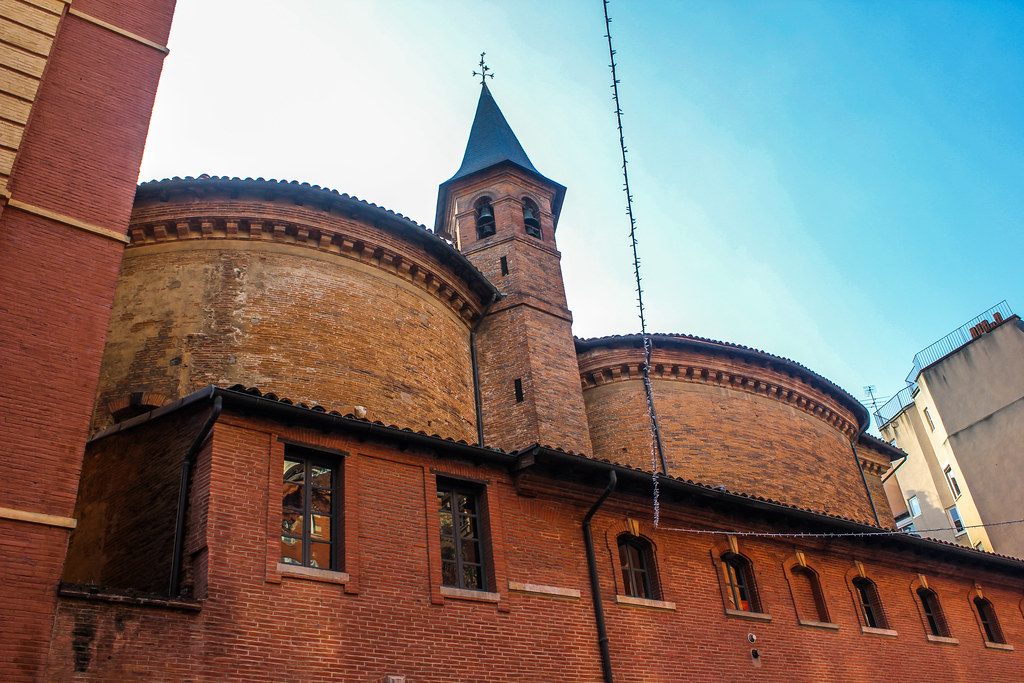 Iglesia Católica de Saint Jerome de ladrillo rojo en Toulouse con cielo despejado.