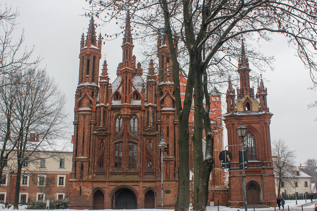 Iglesia de San Ana de estilo gótico con fachada de ladrillo rojo en Vilna, Lituania, con nieve.
