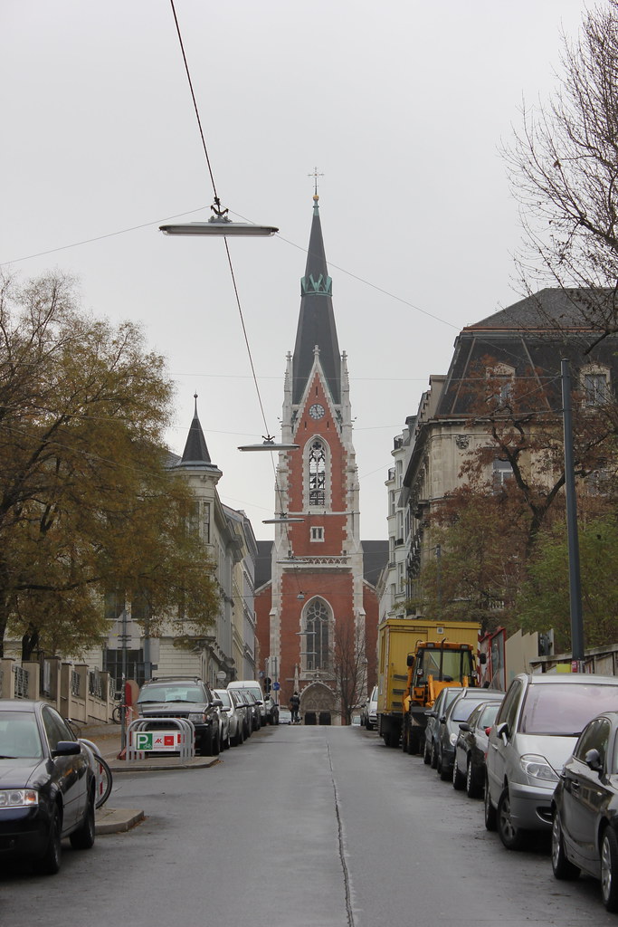 Iglesia Parroquial de Santa Isabel en Viena con autos estacionados.