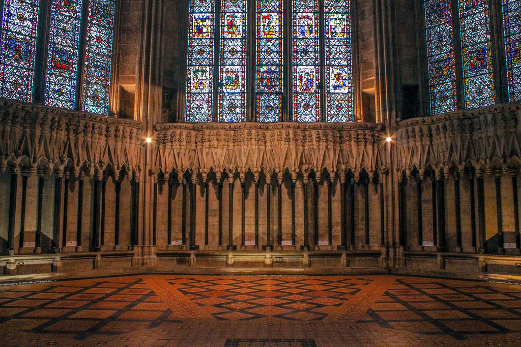 Interior majestuoso de la Catedral de York Minster con vidrieras y columnatas.