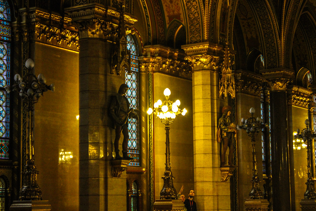 Detalles interiores góticos con estatuas y lámparas en el Parlamento de Budapest.
