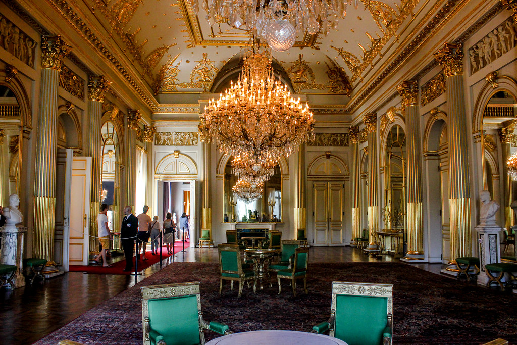 Interior lujoso del Palacio Real con candelabros de cristal y columnas doradas, Bruselas, Bélgica.