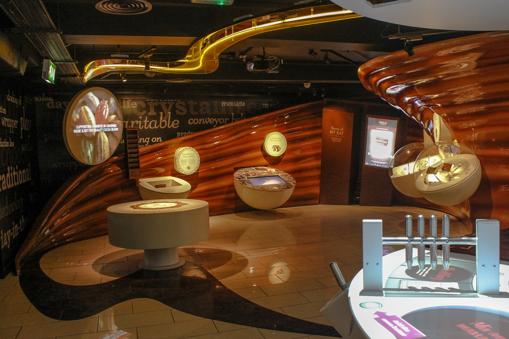 Interior interactivo y moderno de York's Chocolate Story.