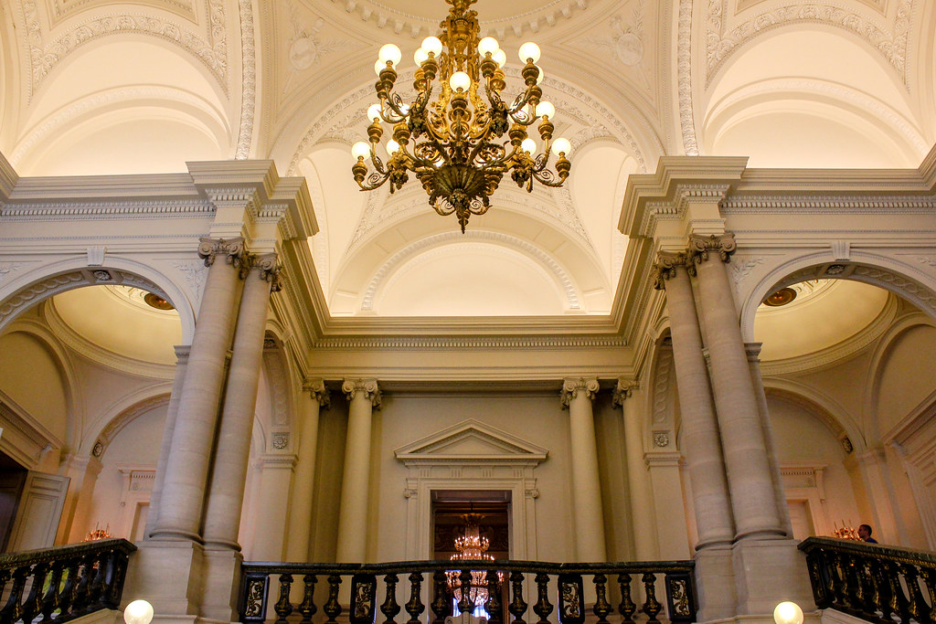nteriores opulentos con columnas y arcos del Palacio Real de Bruselas, Bélgica.