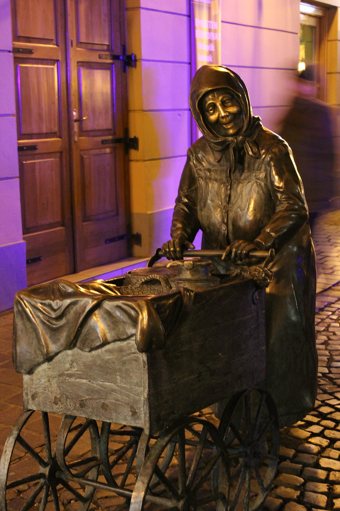 Estatua de Kati Néni.