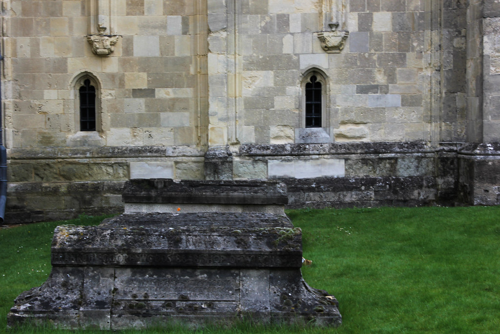 Antigua lápida desgastada junto a la pared de la Catedral de Winchester.