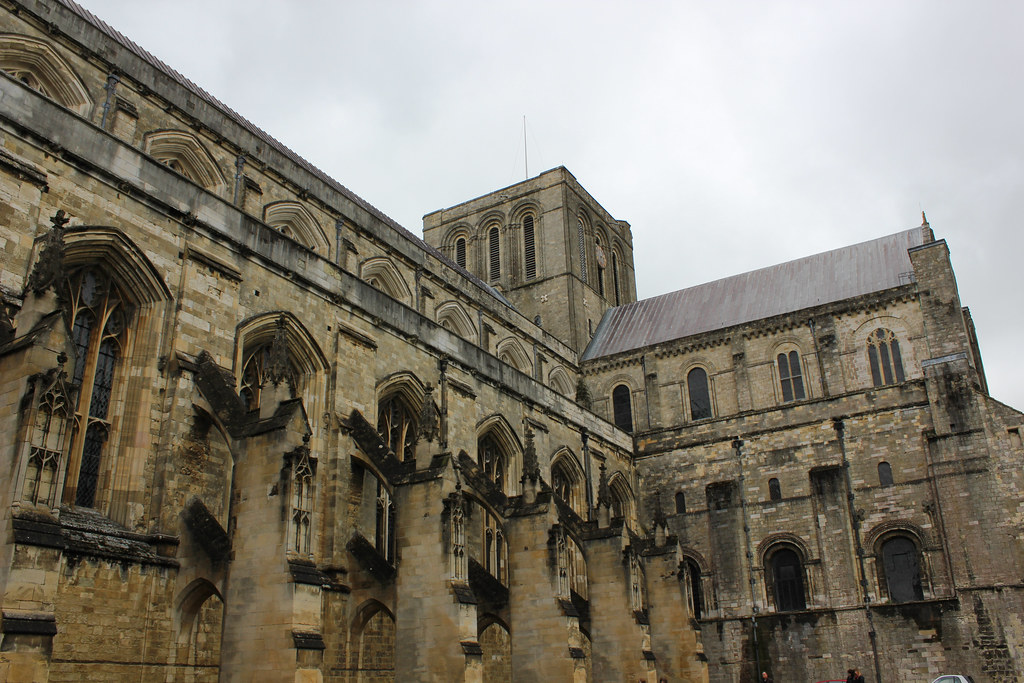 Lateral de la Catedral de Winchester con arcos góticos y torre.