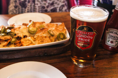 Una pinta de London Pride y unos nachos en un pub de Londres, capital del Reino Unido.