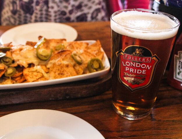 Una pinta de London Pride y unos nachos en un pub de Londres, capital del Reino Unido.