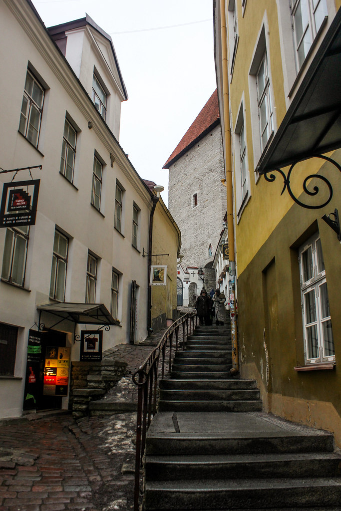 Lühike Jalg, pequeña calle en el centro histórico de Tallin, capital de Estonia.