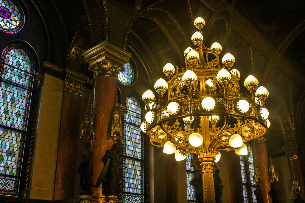 Lujosa lámpara de araña y vidrieras en el Parlamento de Budapest.