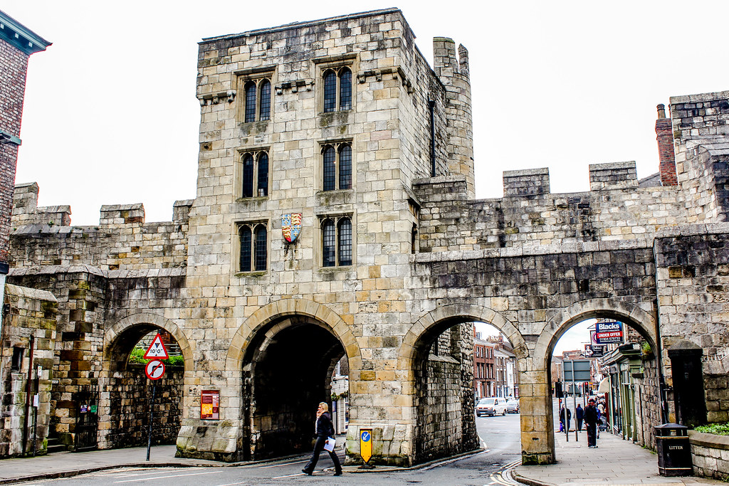 Puerta medieval de Micklegate Bar en la ciudad de York con escudo de armas.