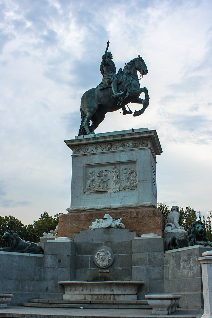 Monumento ecuestre del Rey Felipe IV en Plaza de Oriente.