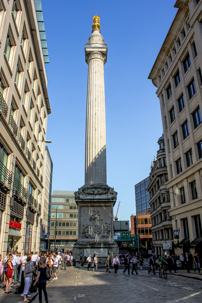 Monumento al Gran Incendio de Londres, conocido como The Monument.