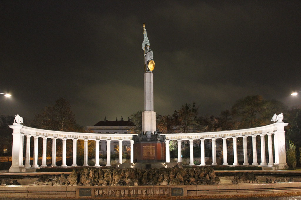 Monumento de la Guerra Roja en Viena iluminado de noche.