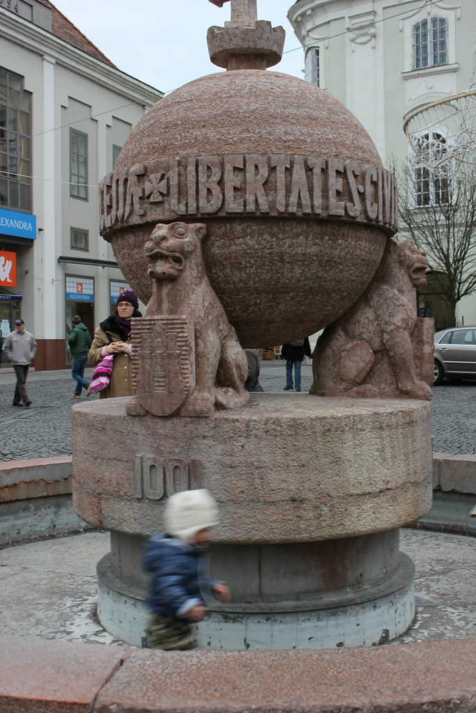 Monumento esférico con inscripción 'DUCIS LIBERTATEM' y figuras leoninas en Székesfehérvár.