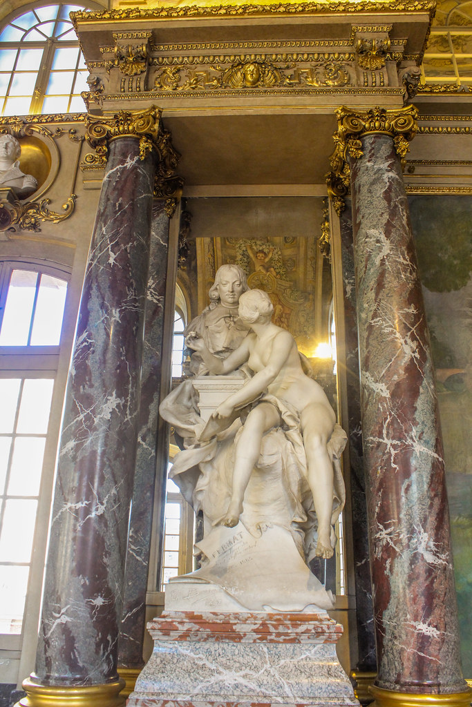 Monumento a Pierre de Fermat con columnas de mármol en el Capitolio de Toulouse.