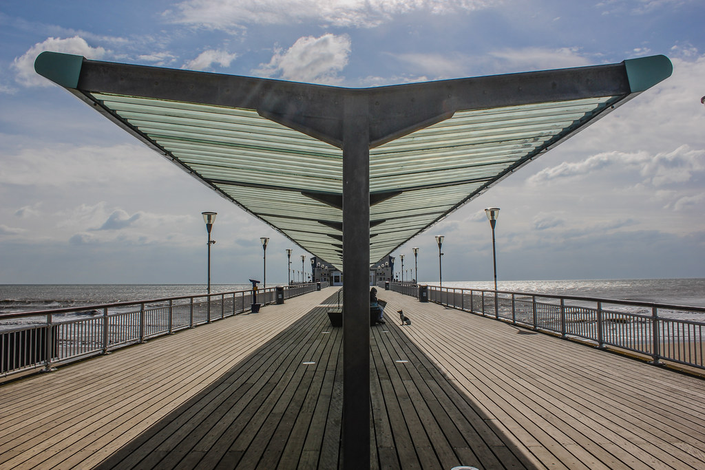 Cubierta moderna del muelle de Bournemouth con estructura de techo curvo y vistas al mar.