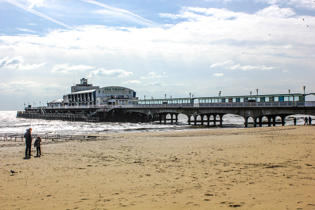 Muelle de Bournemouth con personas paseando en la playa.