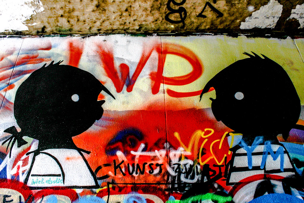 Mural de dos siluetas de personajes en la calle de arte Graffiti, Gante.